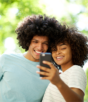 Couple utilisant un téléphone intelligent et profitant des solutions cellulaires offertes par Vision Link.